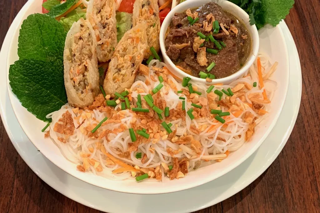 Assiette de spécialités thaïlandaises maison préparée par Bangkok Street Food 33