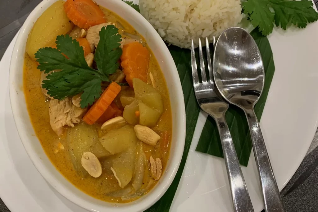 Curry jaune thaïlandais maison servi avec du riz parfumé