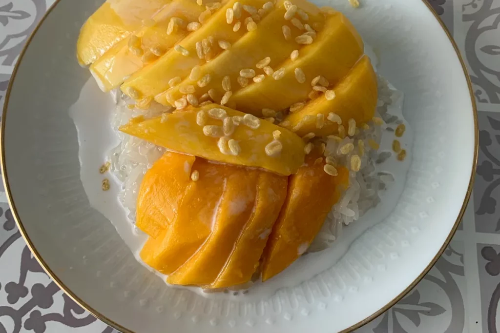 Dessert thaïlandais traditionnel à la mangue fraîche et au riz gluant coco