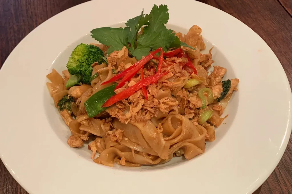 Nouilles thaïlandaises sautées au wok et préparées maison