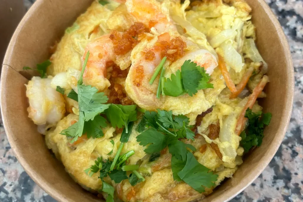 Omelette thaïlandaise généreuse aux crevettes et herbes fraîches