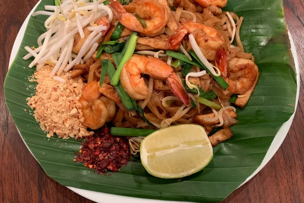 Pad thaï aux crevettes préparé maison par Bangkok Street Food 33 en Gironde