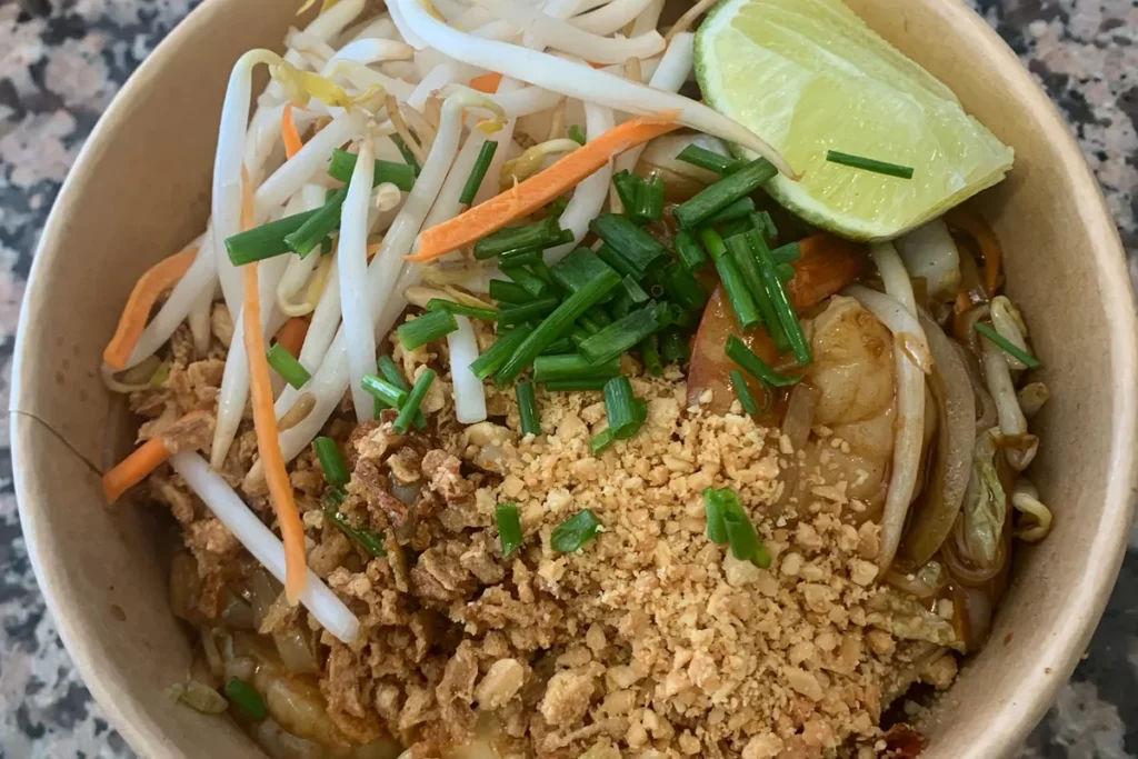 Pad thaï traditionnel avec pousses de soja cacahuètes et citron vert