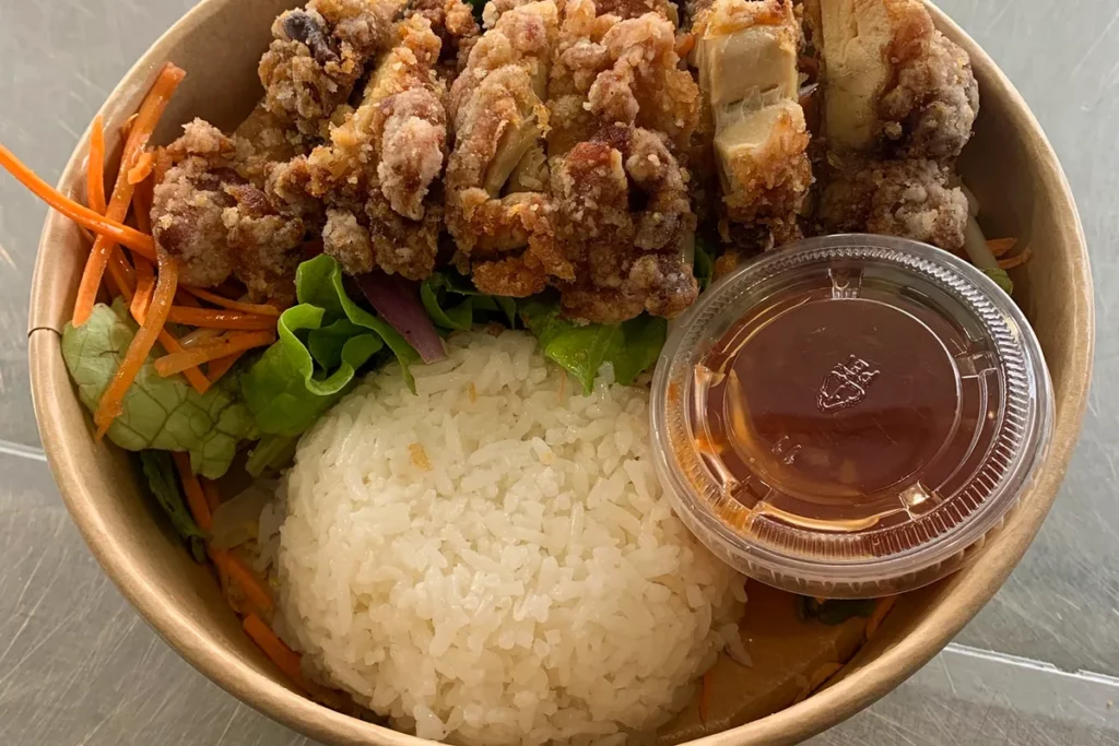 Poulet croustillant accompagné de riz et de crudités chez Bangkok Street Food 33