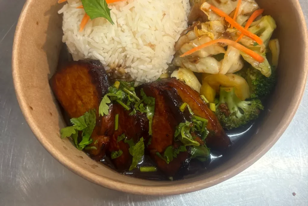 Poulet laqué servi avec du riz et des légumes chez Bangkok Street Food 33