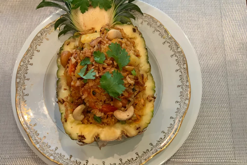 Riz sauté thaïlandais servi dans un ananas par le food truck Bangkok Street Food 33