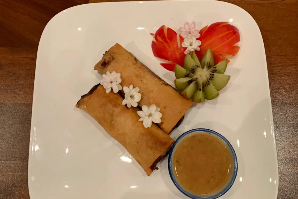 Rouleau croustillant thaïlandais fait maison avec sa sauce chez Bangkok Street Food 33