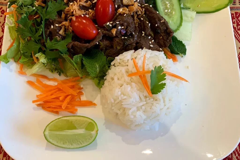 Salade de bœuf thaïlandaise fraîche servie avec du riz par Bangkok Street Food 33