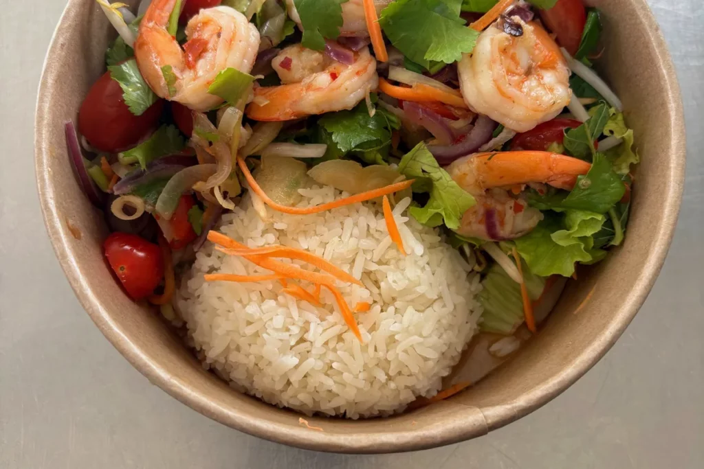 Salade thaïlandaise aux crevettes accompagnée de riz parfumé