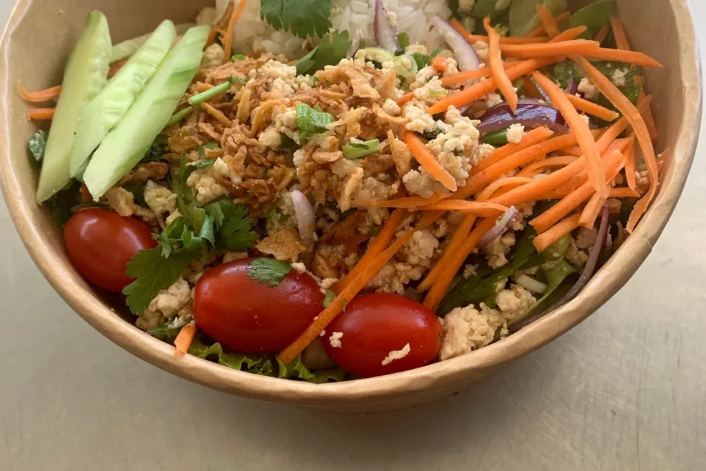 Salade thaïlandaise colorée préparée avec des ingrédients frais