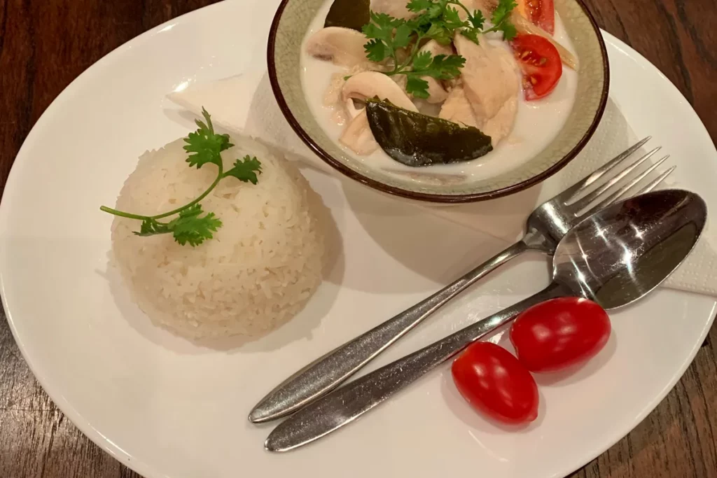 Soupe thaïlandaise au lait de coco accompagnée de riz parfumé