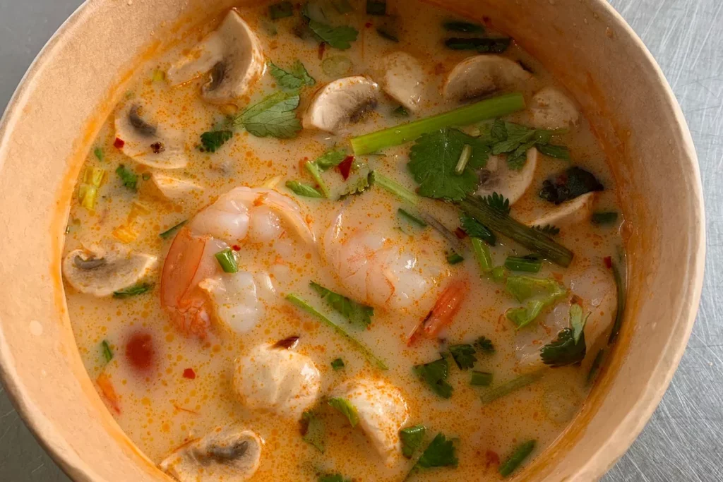 Soupe Tom Kha thaïlandaise aux crevettes et lait de coco
