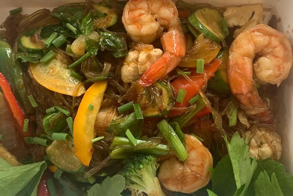 Crevettes et légumes frais sautés au wok façon thaïlandaise